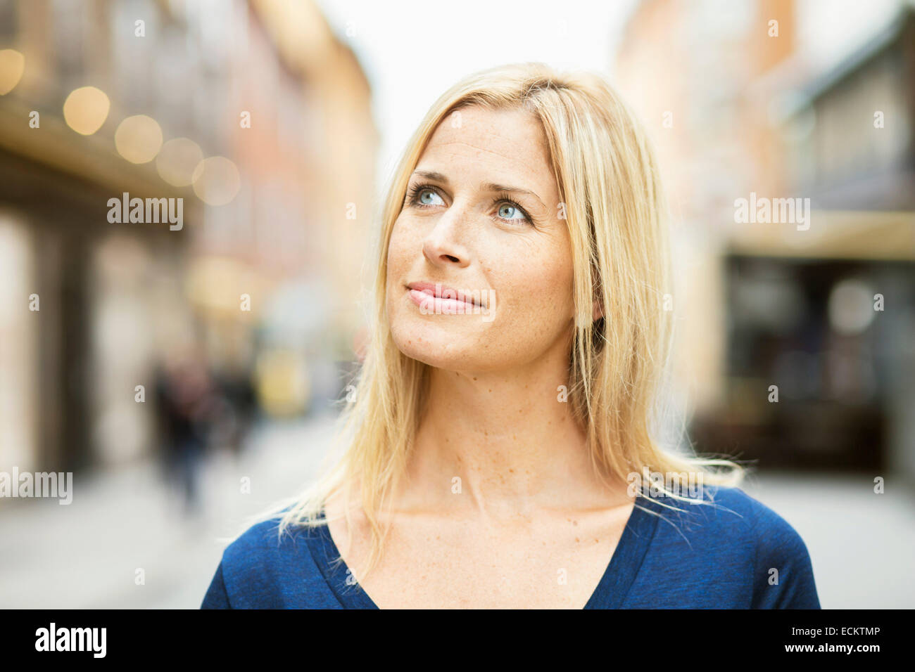 Nachdenklich Mitte Erwachsene Frau auf Straße Stockfoto