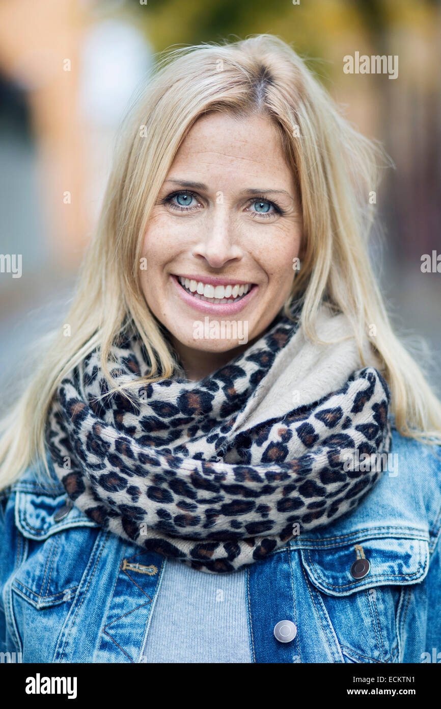 Porträt des Lächelns Mitte Erwachsene Frau im freien Stockfoto