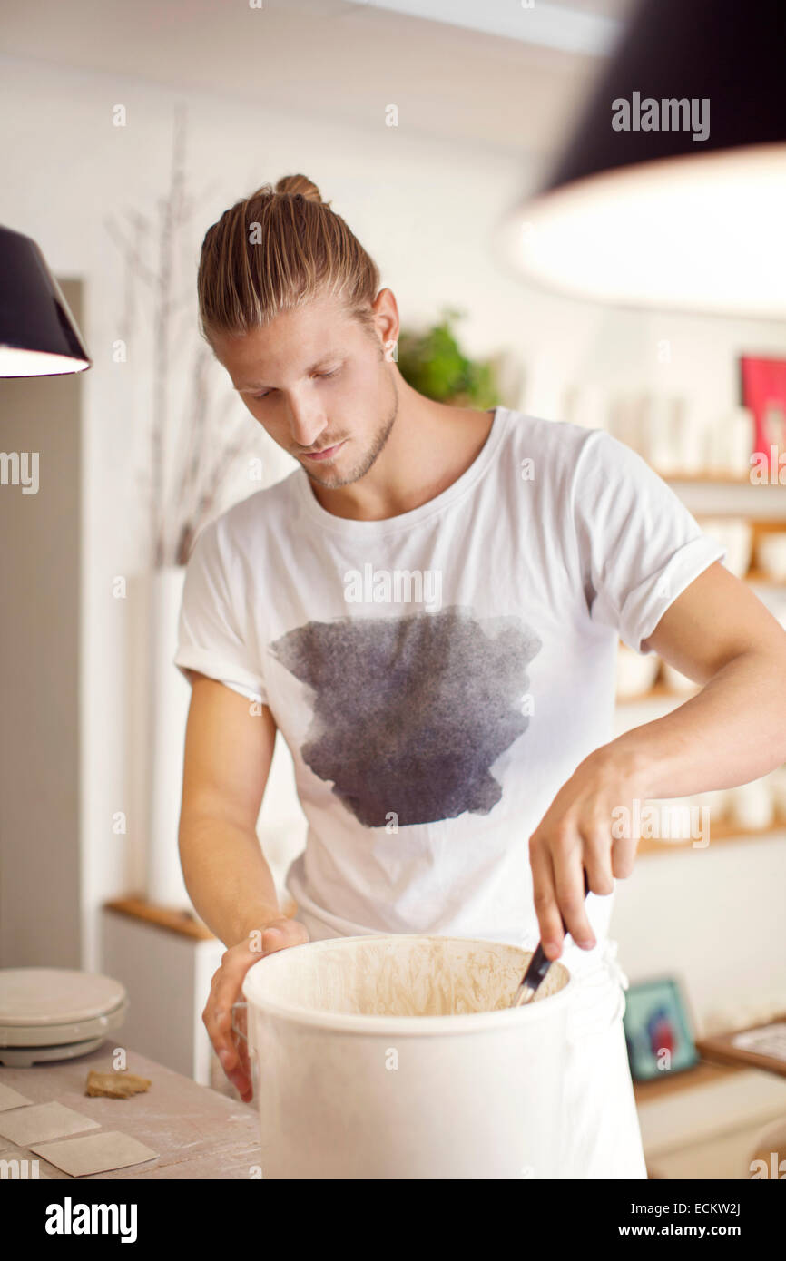Junge männliche Arbeiter in Geschirr Werkstatt Stockfoto