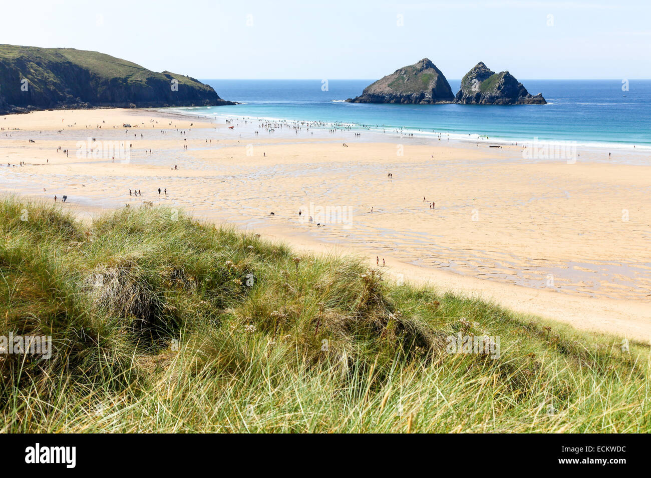 Die Weite des Strandes Holywell Bay und Carters oder Möwe Felsen Cornwall West Country England UK Stockfoto