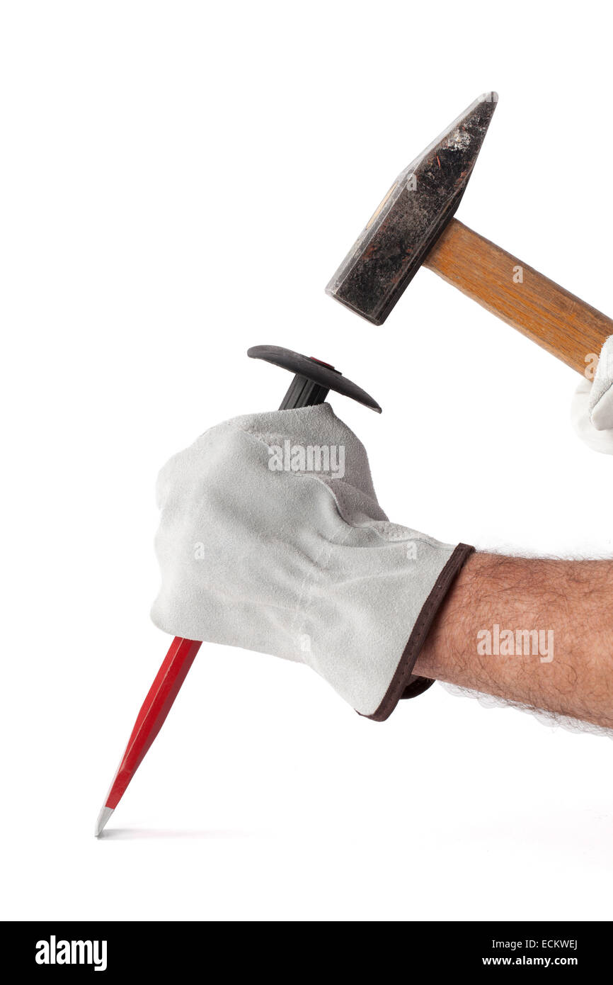 Hammer und Meißel in Menschenhand isoliert in weiß (mit Clipping-Pfad). Stockfoto