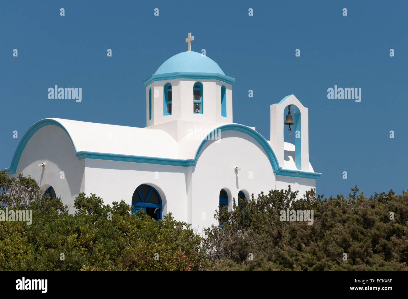 Traditionelle griechische Kirche mit blauer Kuppel und kleine Glocke Stockfoto