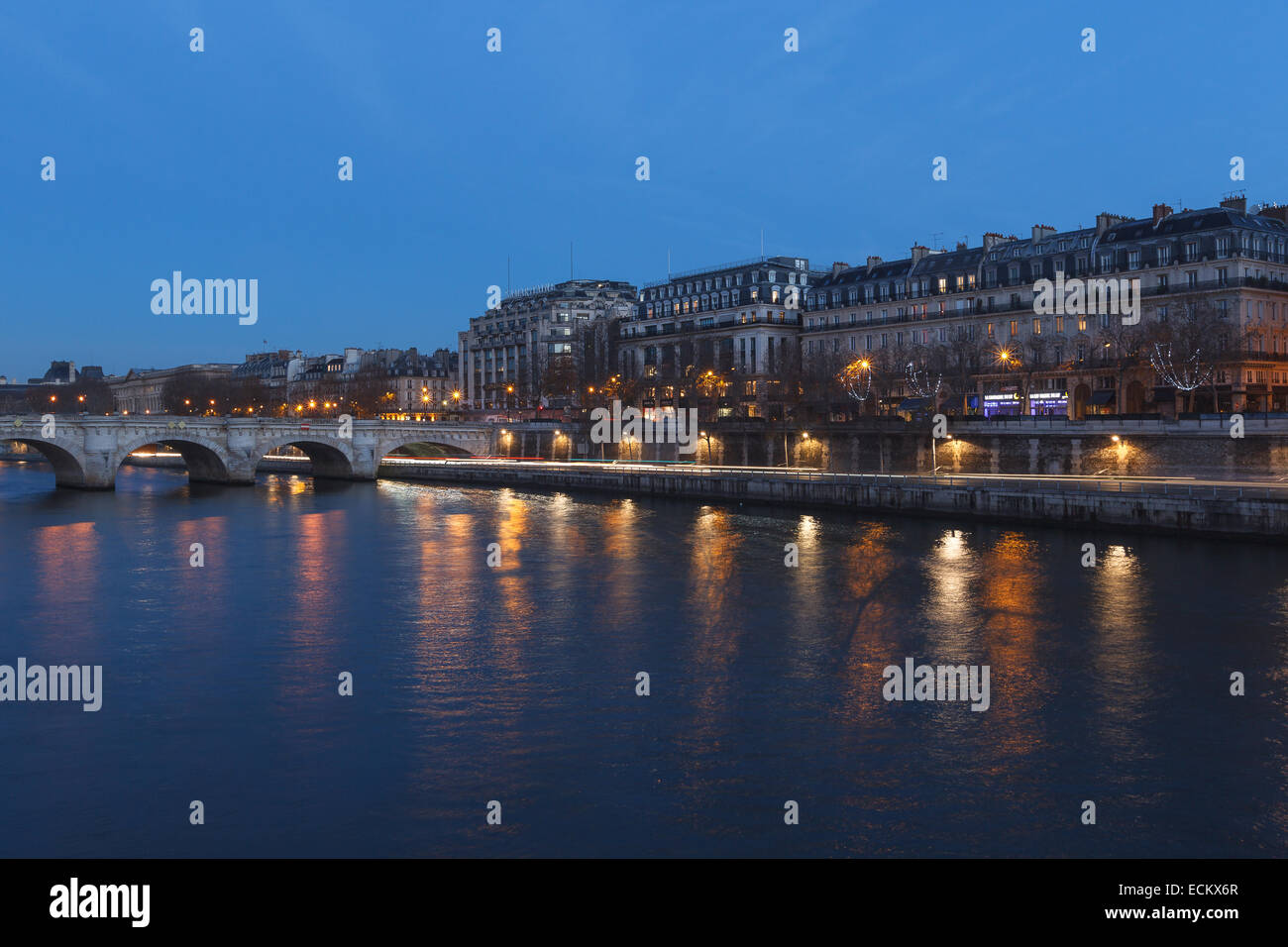 Blick auf dem Fluss Seine und der Pont Neuf kurz vor Sonnenaufgang, Paris, Île-de-France, Frankreich. Stockfoto