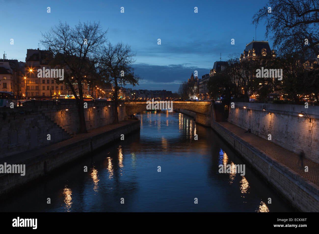Blick auf Paris und die Seine in der Abenddämmerung aus "Pont au Double", in der Nähe von Kathedrale Notre-Dame. Paris, Île-de-France, Frankreich, Stockfoto