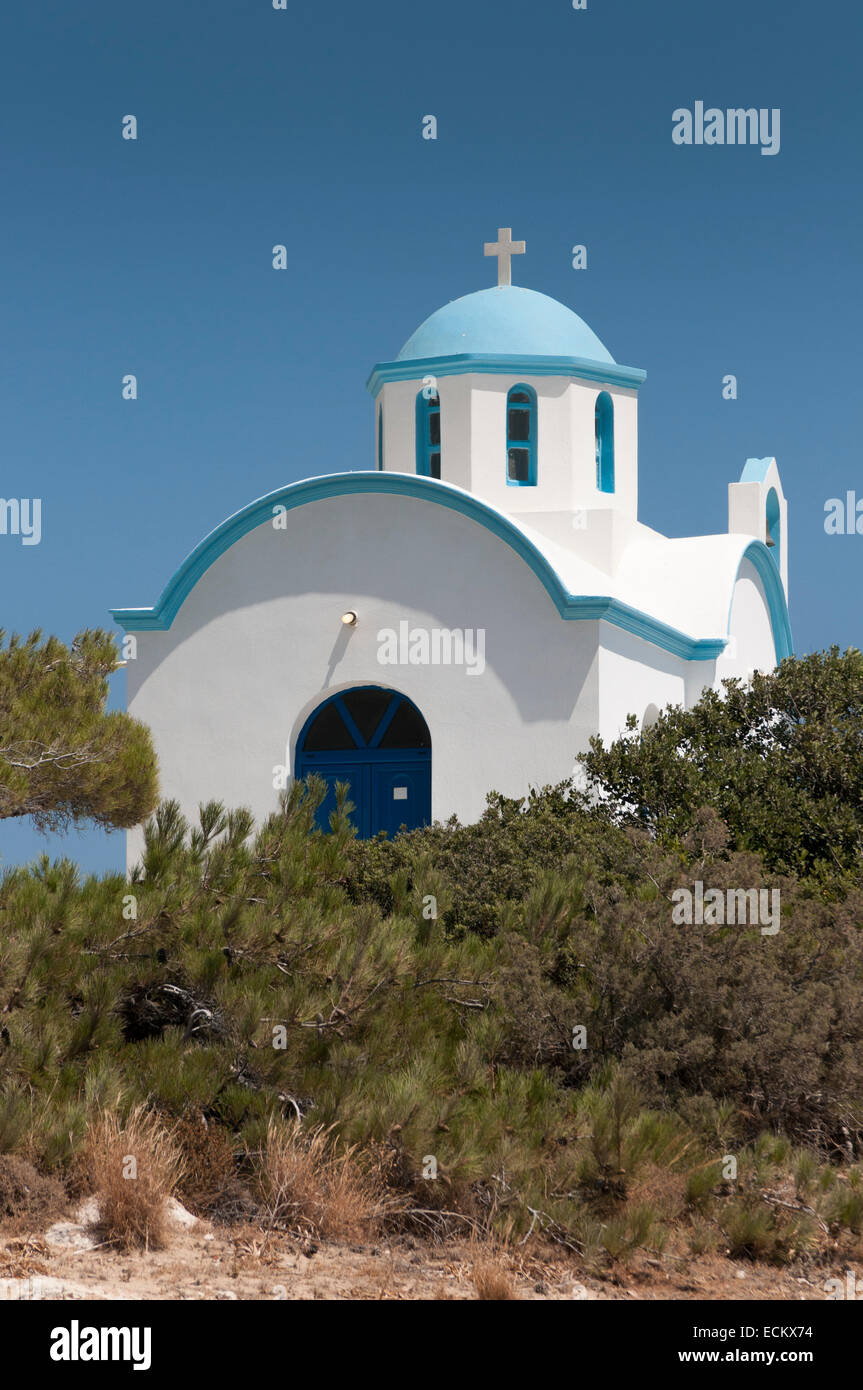 Traditionelle griechische Kirche mit blauer Kuppel und kleine Glocke Stockfoto