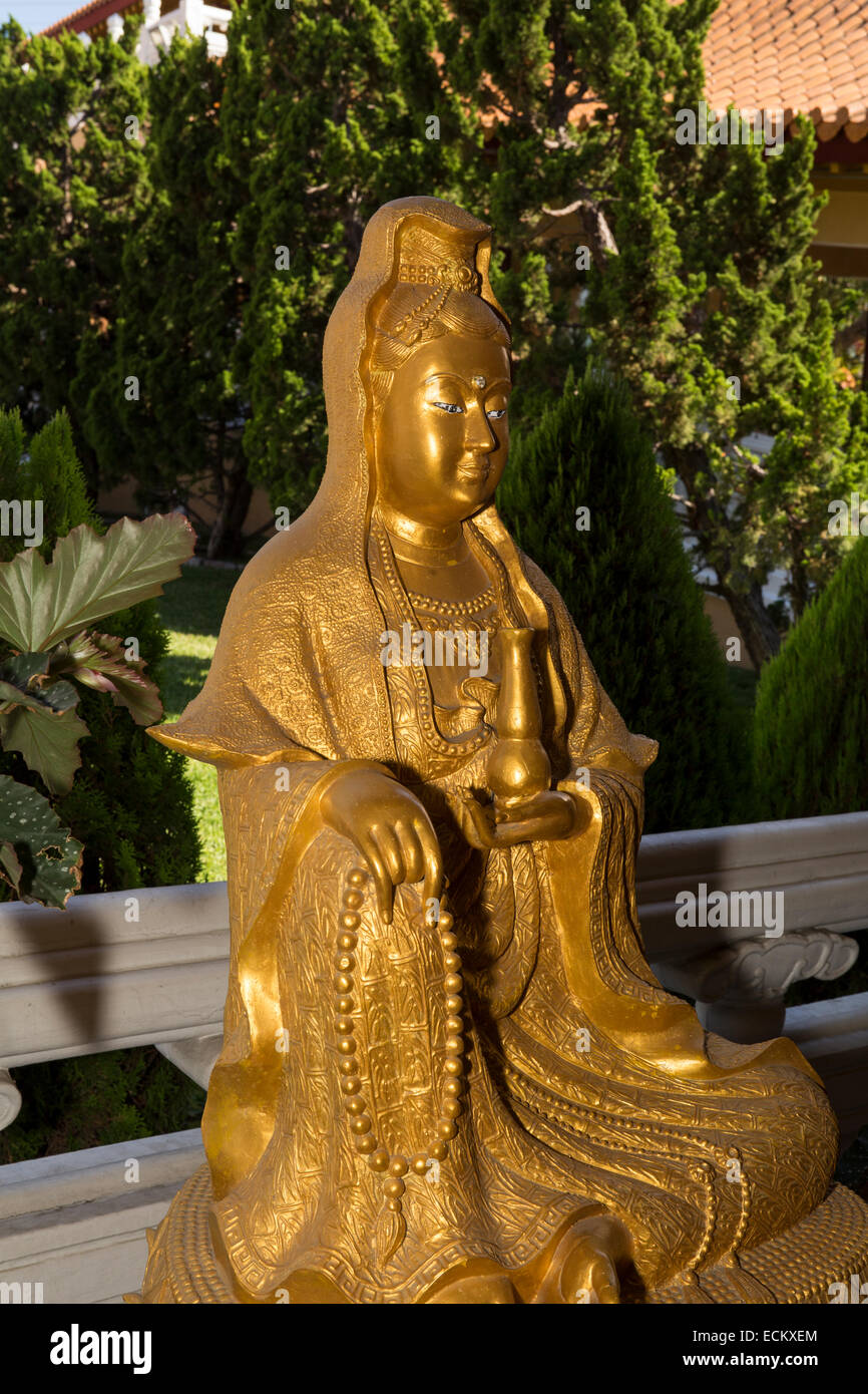 Statue des Bodhisattva Avalokitesvara, die auf Lotus Thron, auf zwei Drachen, buddhistische Tempel, Hsi Lai Tempel, Hacienda Heights, Kalifornien Stockfoto