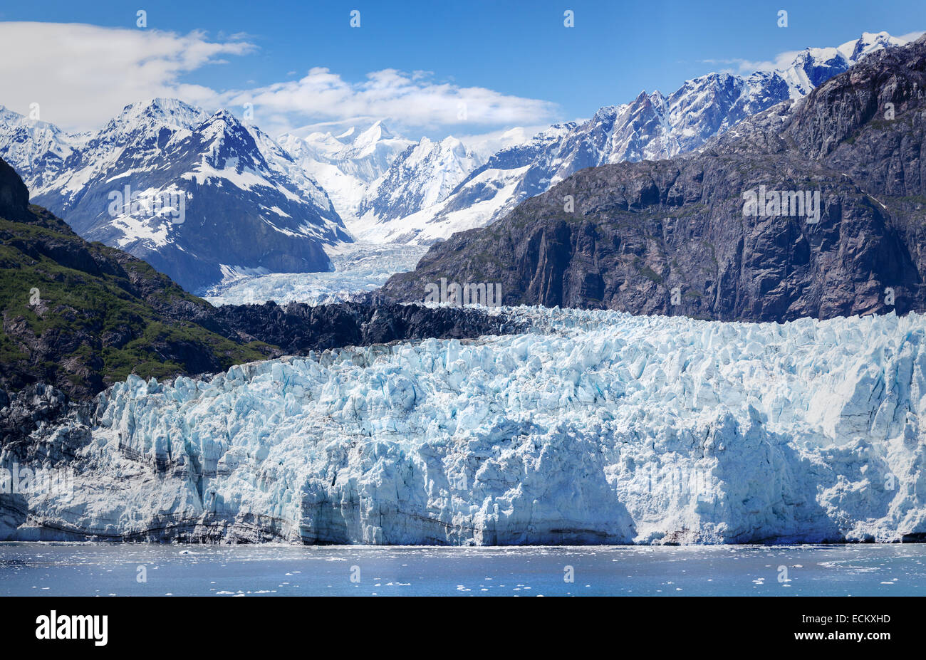 Glacier Bay Nationalpark, Alaska, USA, Nordamerika. Atemberaubende Aussicht auf den Gletscher und die umliegende Bergwelt. Stockfoto