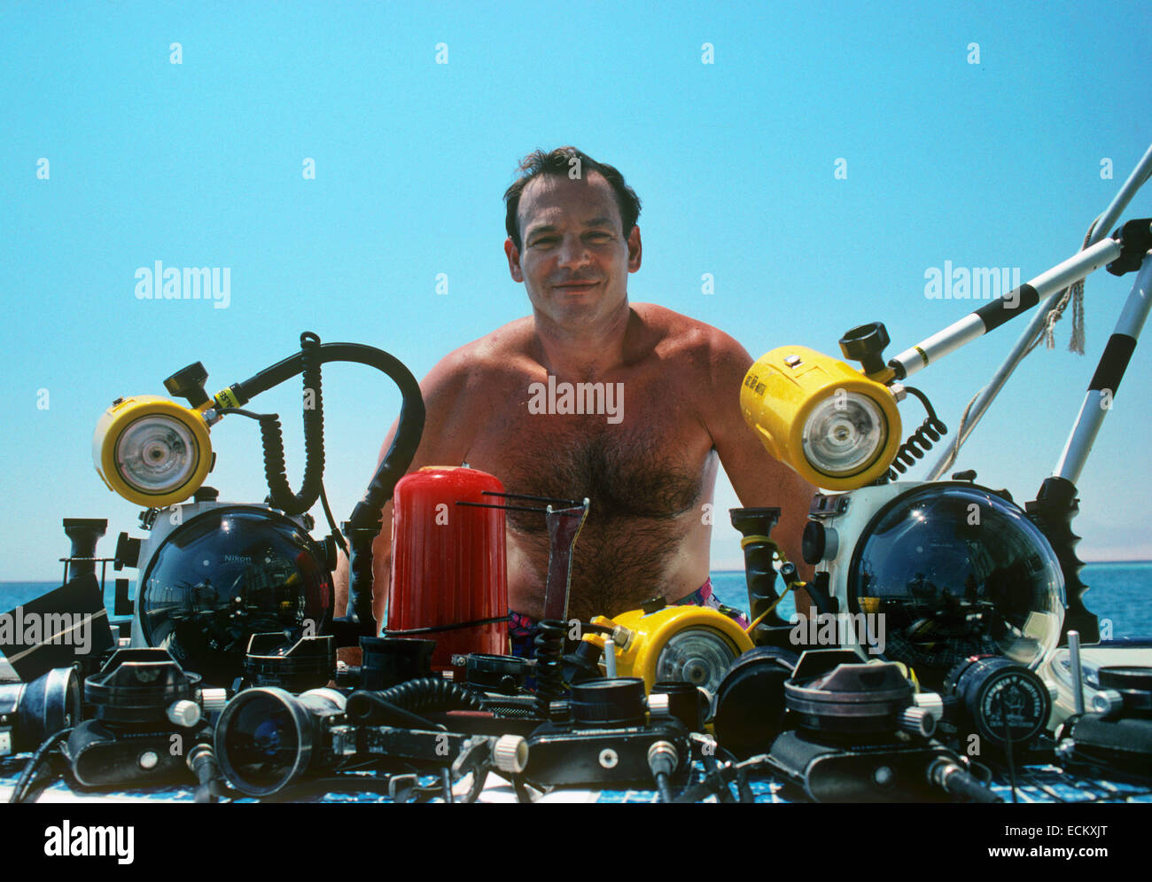 Unterwasser-Fotografen Jeff Rotman mit Ausrüstung an Deck der Tauchboot. Rotes Meer Stockfoto