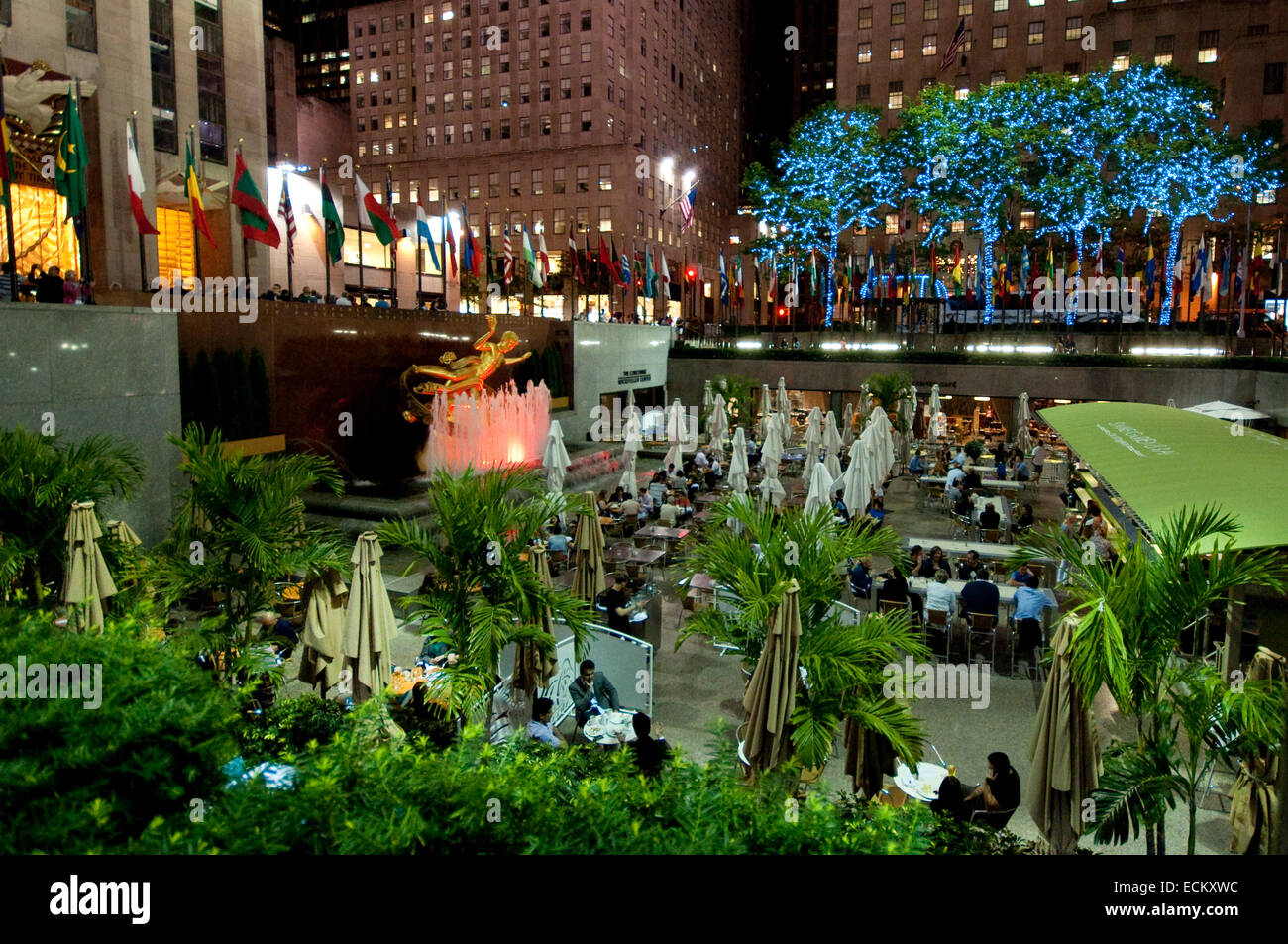 Vereinigte Staaten, New York City, Manhattan, Midtown, Rockfeller Center, Statue von Prometheus in der Nacht Stockfoto
