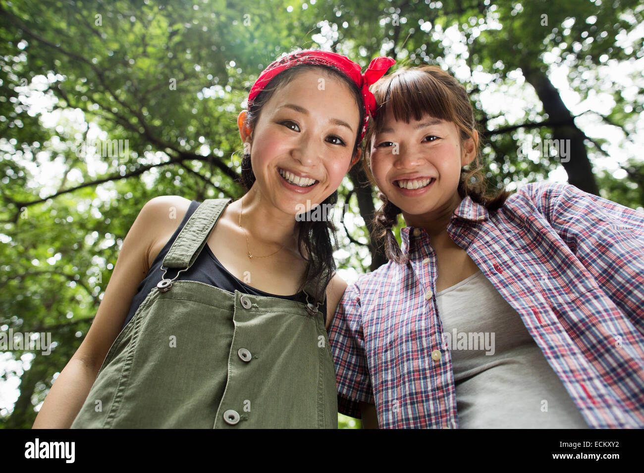 Gruppe von Freunden auf eine Party im Freien in einem Wald. Stockfoto
