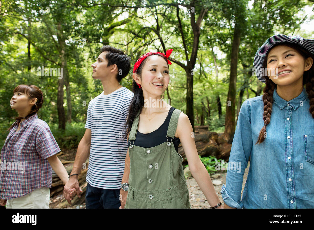 Gruppe von Freunden auf eine Party im Freien in einem Wald. Stockfoto