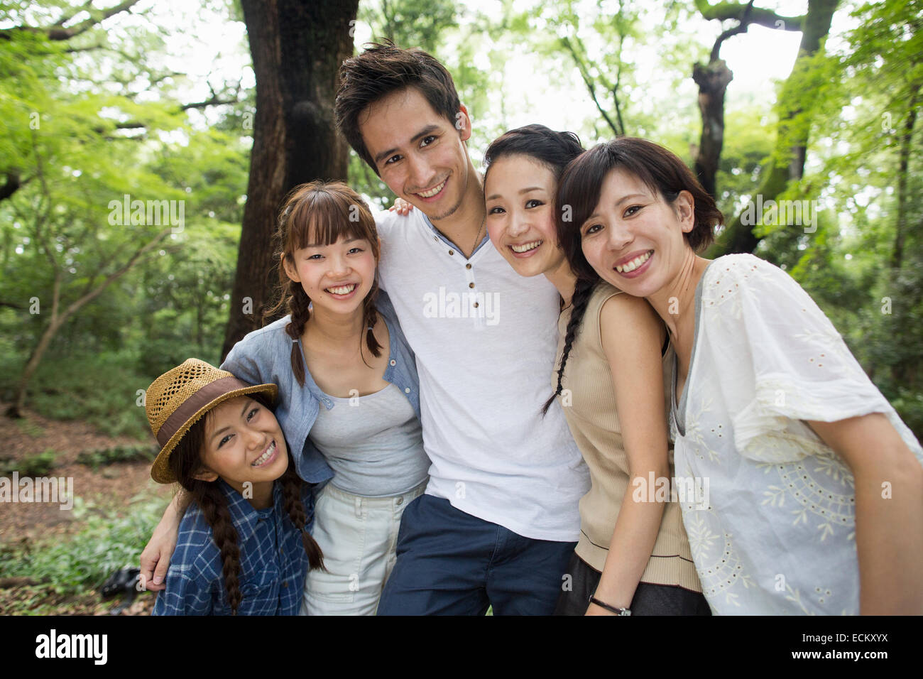 Gruppe von Freunden auf eine Party im Freien in einem Wald. Stockfoto