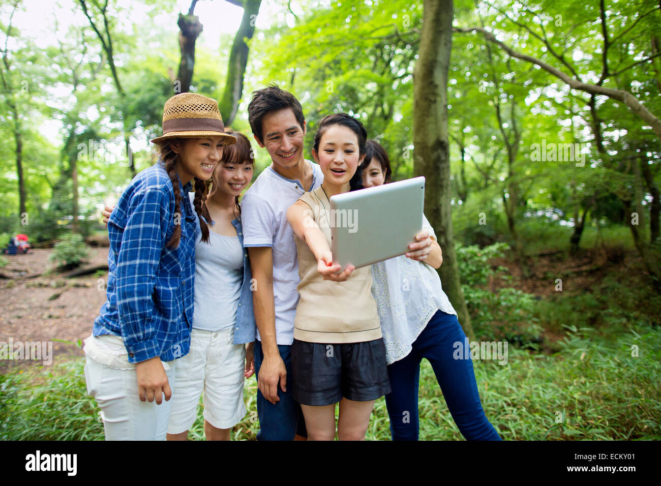 Gruppe von Freunden auf eine Party im Freien in einem Wald. Stockfoto