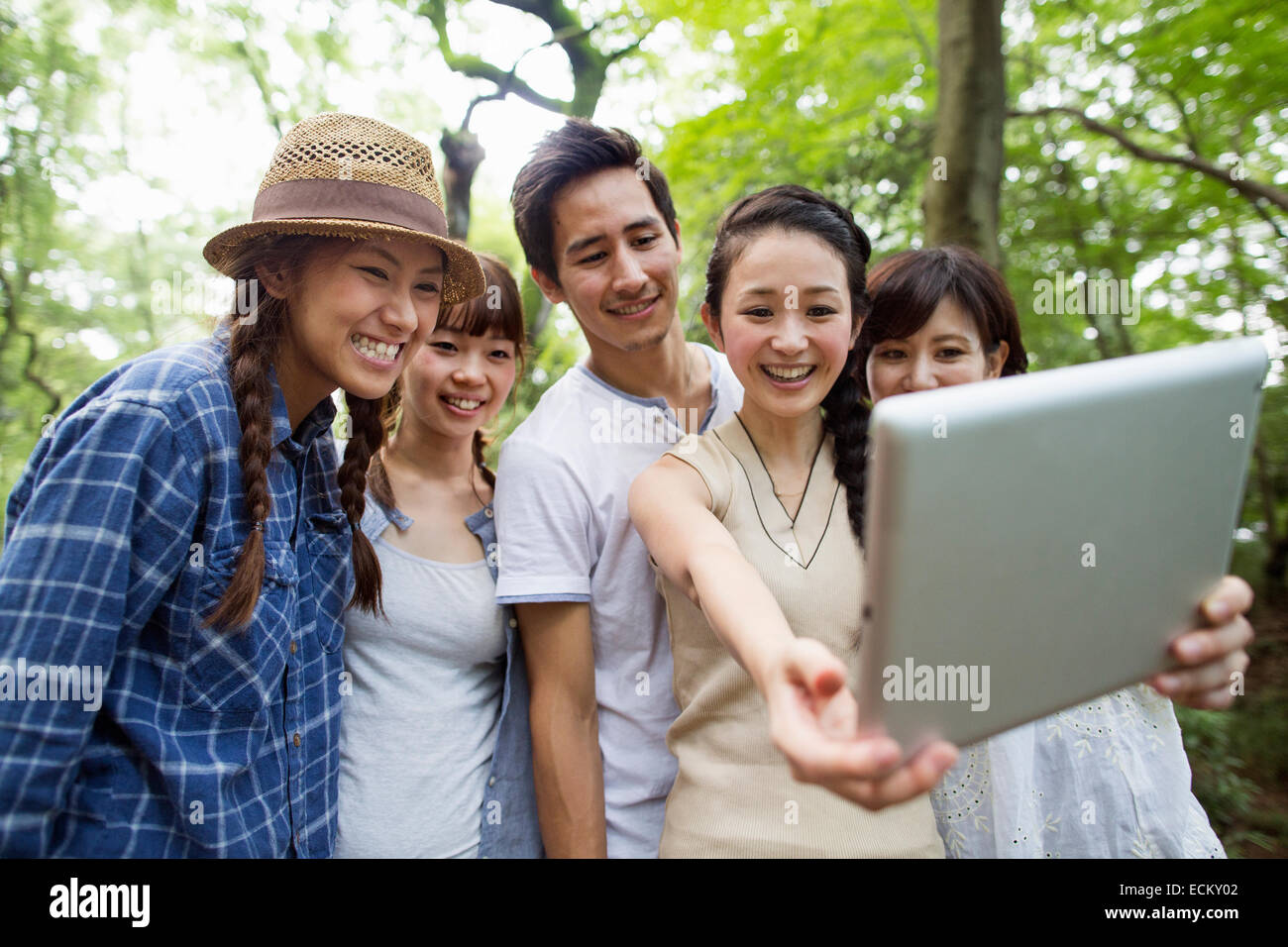 Gruppe von Freunden auf eine Party im Freien in einem Wald. Stockfoto