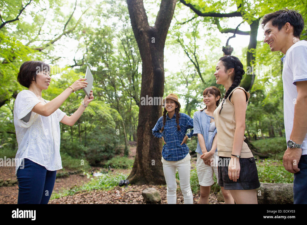 Gruppe von Freunden auf eine Party im Freien in einem Wald. Stockfoto