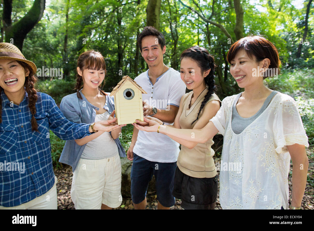Gruppe von Freunden auf eine Party im Freien in einem Wald. Stockfoto