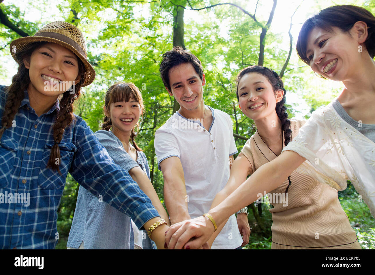 Gruppe von Freunden auf eine Party im Freien in einem Wald. Stockfoto