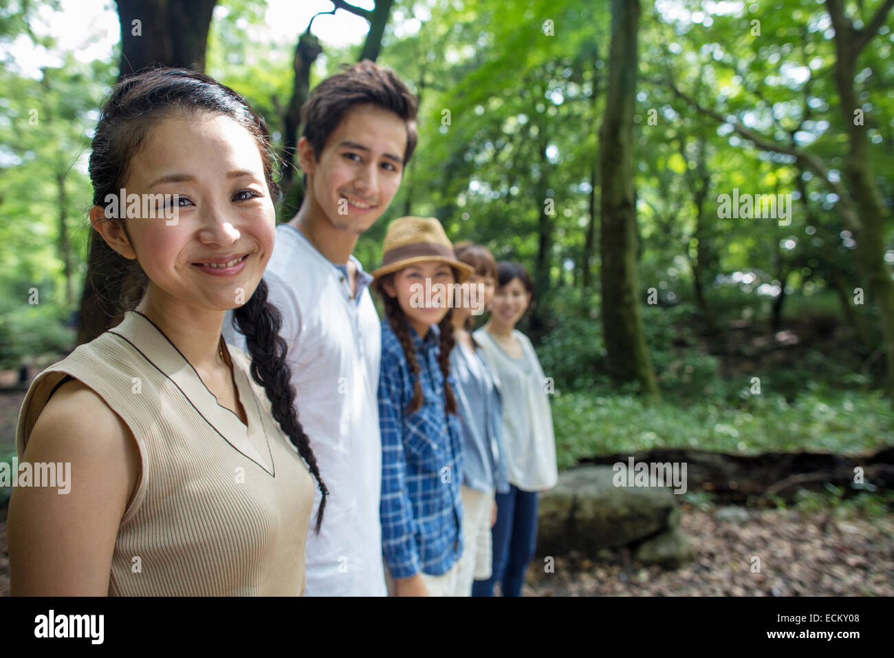 Gruppe von Freunden auf eine Party im Freien in einem Wald. Stockfoto