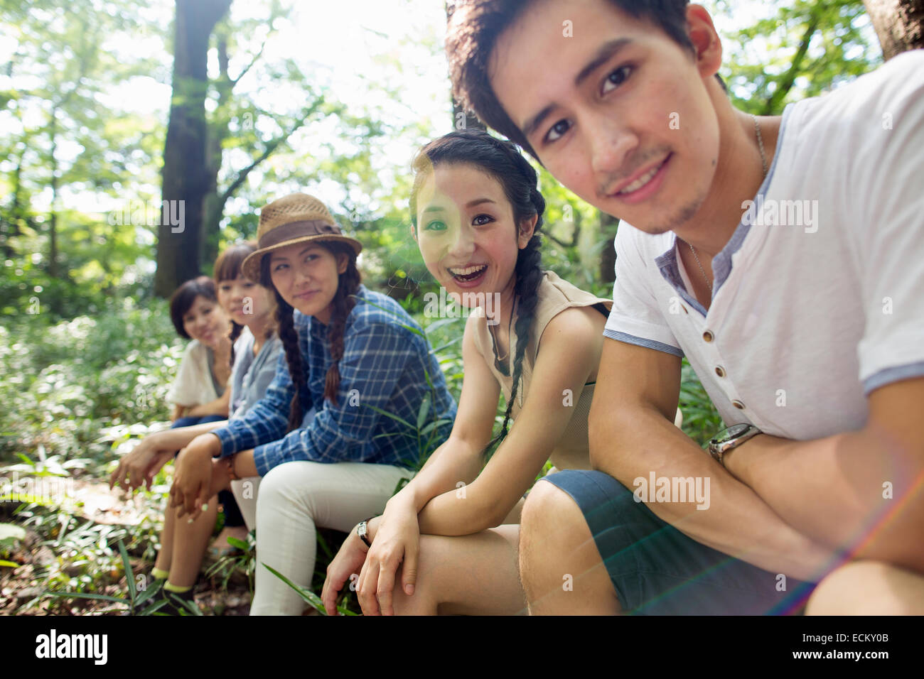 Gruppe von Freunden auf eine Party im Freien in einem Wald. Stockfoto