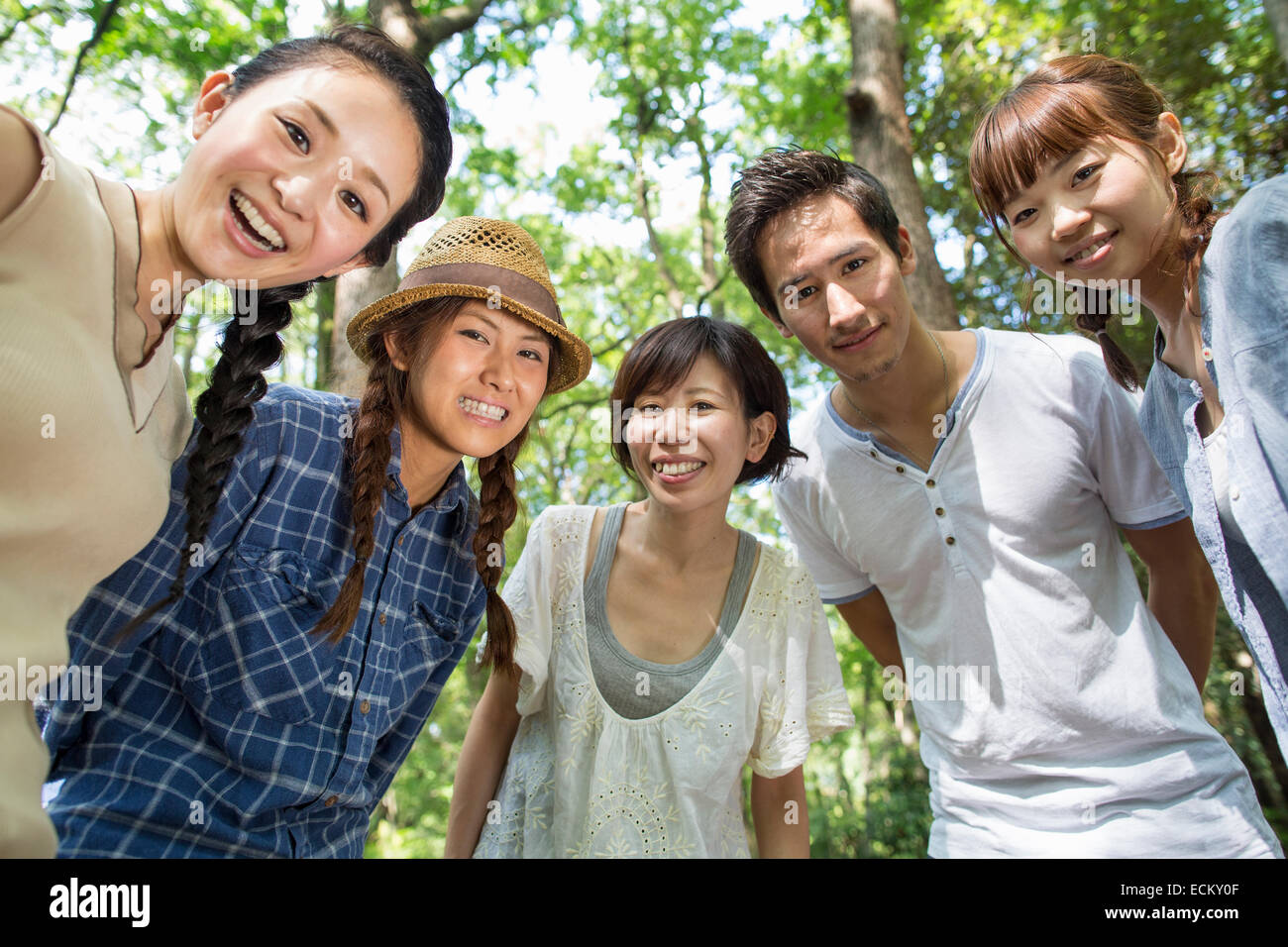 Gruppe von Freunden auf eine Party im Freien in einem Wald. Stockfoto