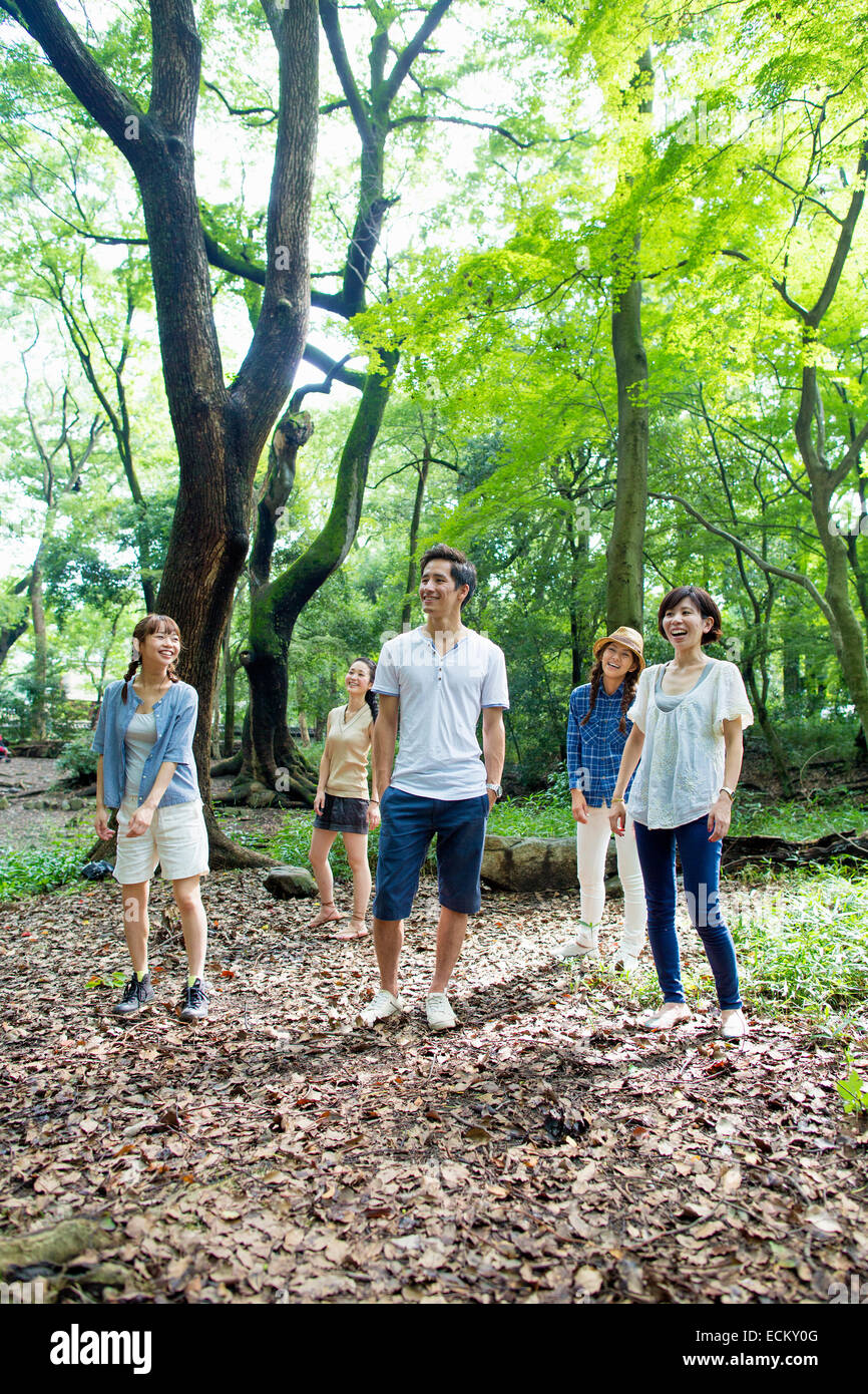 Gruppe von Freunden auf eine Party im Freien in einem Wald. Stockfoto