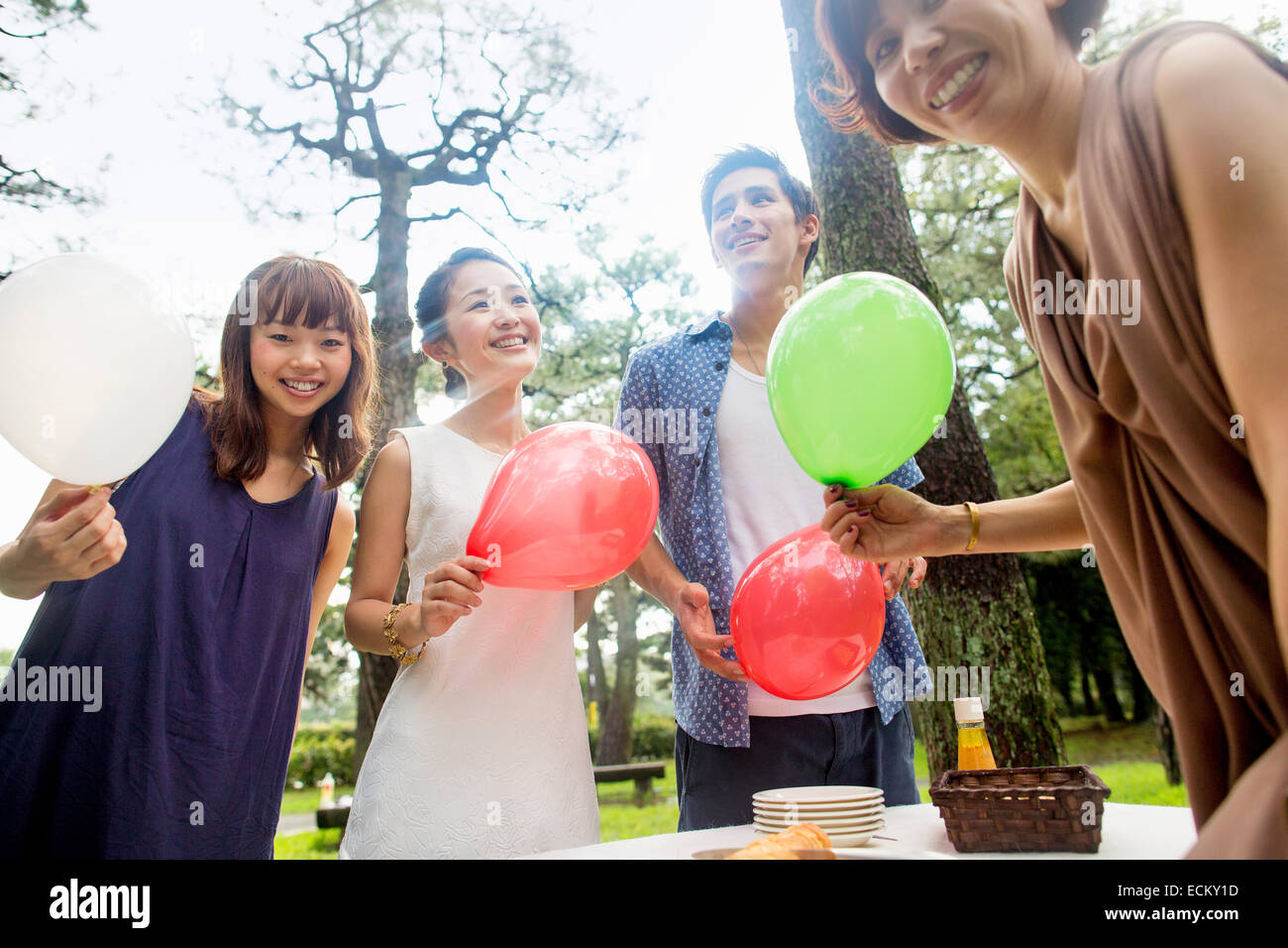 Gruppe von Freunden auf eine Party im Freien in einem Wald. Stockfoto