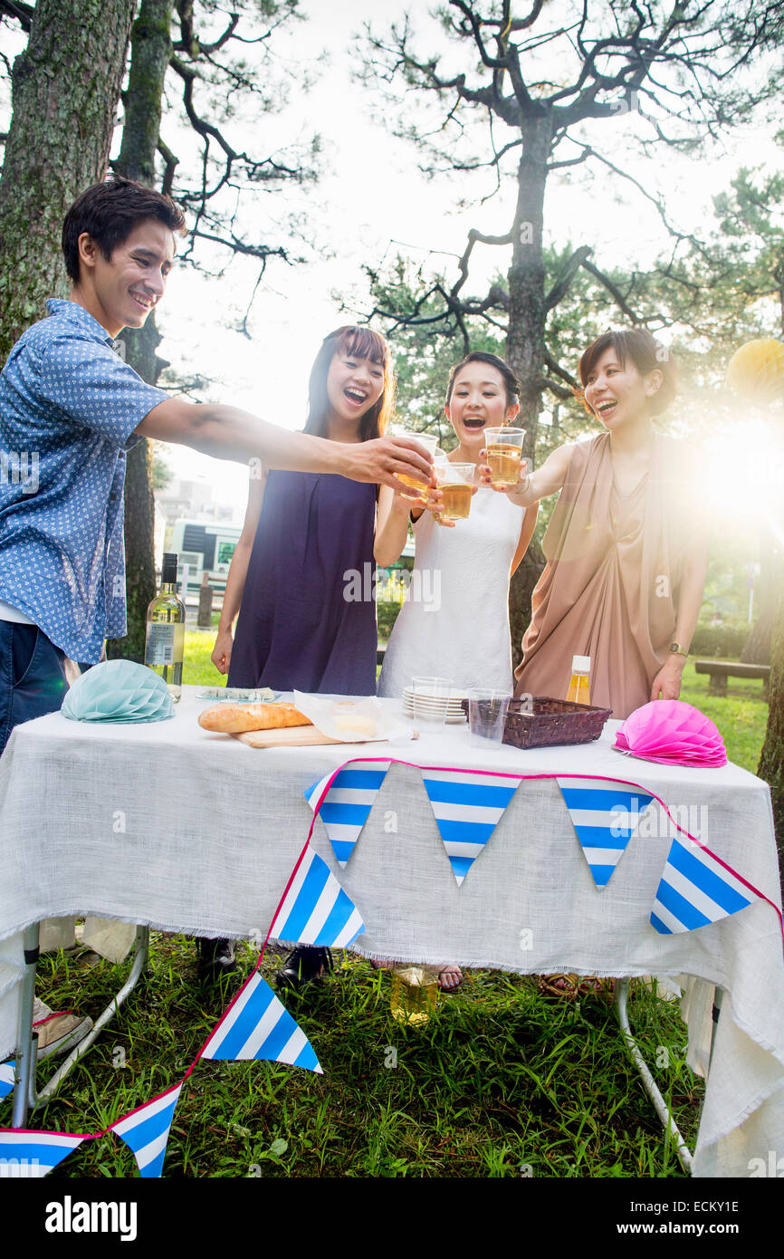 Gruppe von Freunden auf eine Party im Freien in einem Wald. Stockfoto