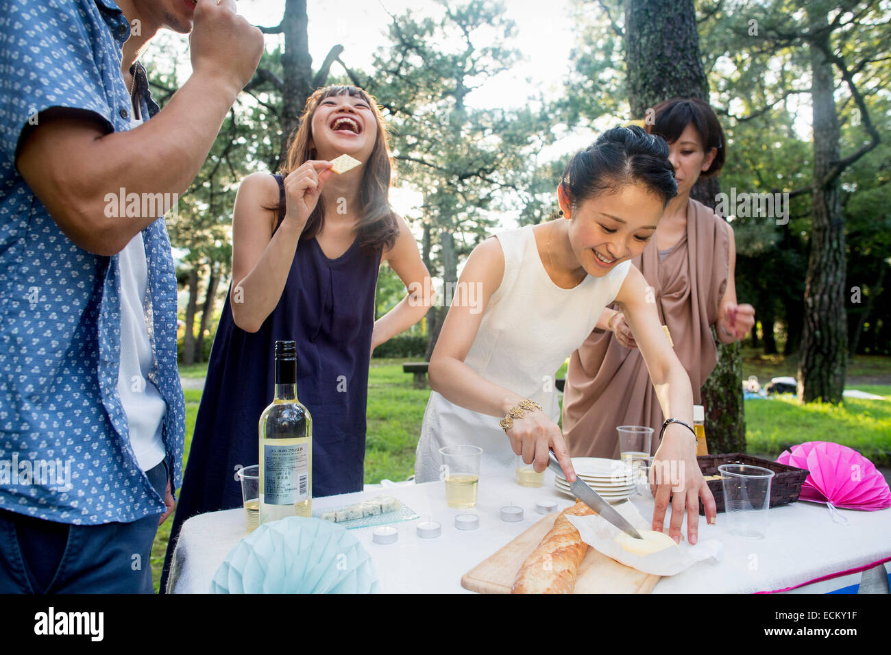 Gruppe von Freunden auf eine Party im Freien in einem Wald. Stockfoto