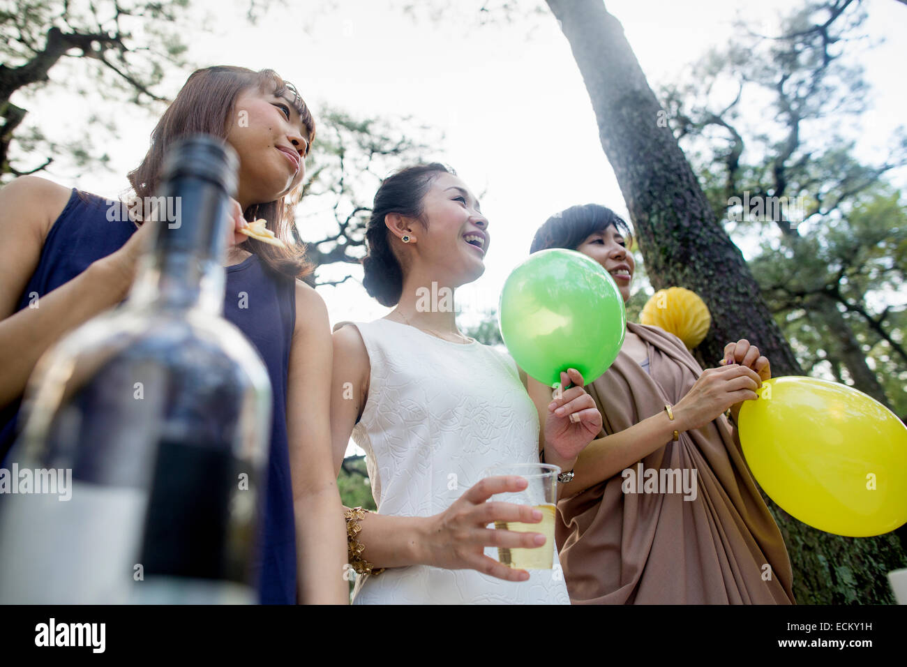 Gruppe von Freunden auf eine Party im Freien in einem Wald. Stockfoto