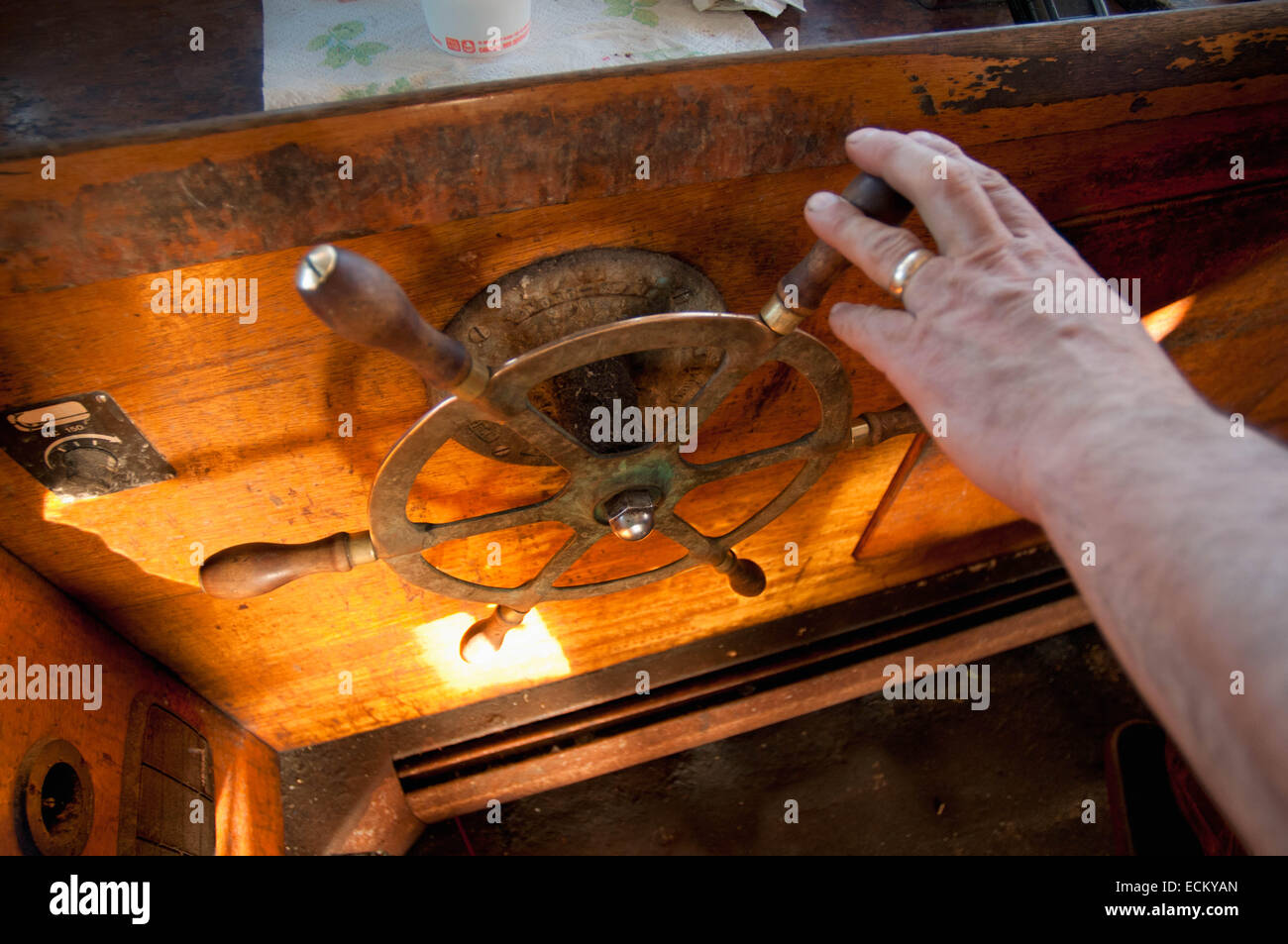 Kapitän steuert das Rad der Fischerei Dragger. Stellwagen Bank, Gloucester, Massachusetts, USA Stockfoto