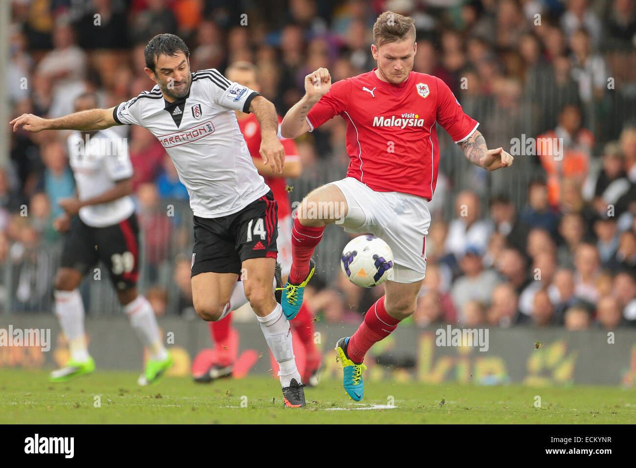 LONDON, Großbritannien - 28 SEPTEMBER Aron Gunnarsson (#17 Cardiff) und Giorgo Karagounis (#14 Fulham) kämpfen um den Ball bei einem Pr Stockfoto