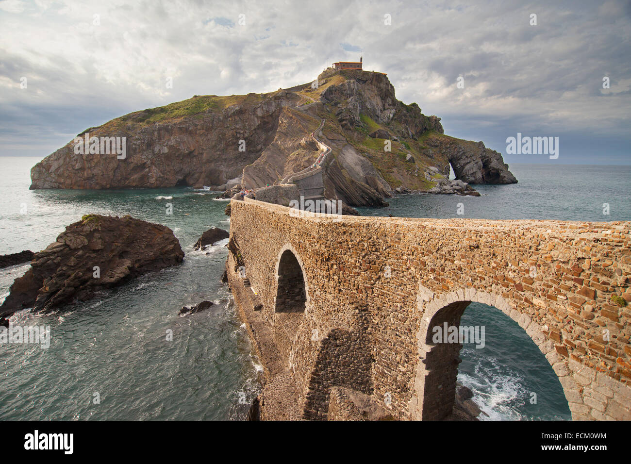 Brücke zur Insel Gaztelugatxe an der baskischen Küste, Spanien. Stockfoto