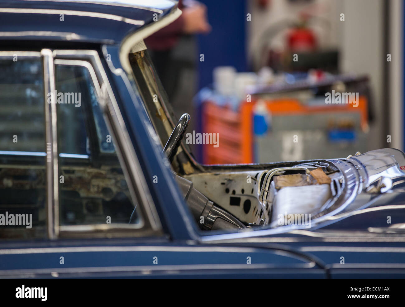 Ohne Windschutzscheibe ein Mercedes W 111 280 ist SE von 1970 in der Reparatur in der Werkstatt von Retroclassic GmbH in Selmsdorf, Mecklenburg-Western Pomerania, Deutschland, 11 Decemeber 2014. Das Auto ist völlig Recontructed. Die Autofirma Umbauten und Reparaturen von alt und jung Oldtimer. Foto: Jens Büttner/dpa Stockfoto