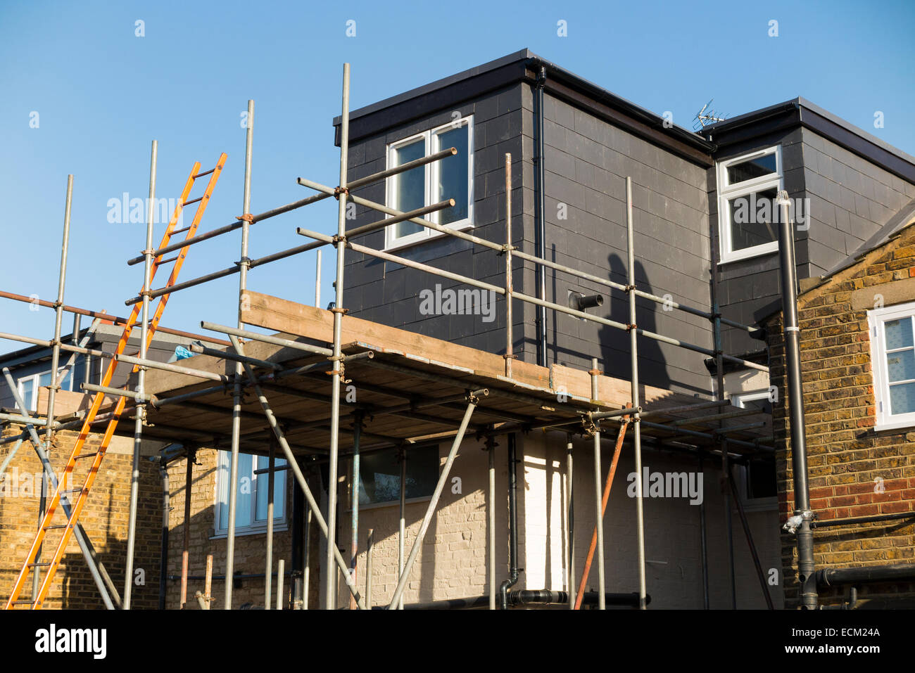 Gerüste, eine gerade fertiggestellte Dachgaube / Dachgauben / Dormas / Wohnheim auf dem Dach auf einem viktorianischen Reihenhaus in Twickenham. UK Stockfoto