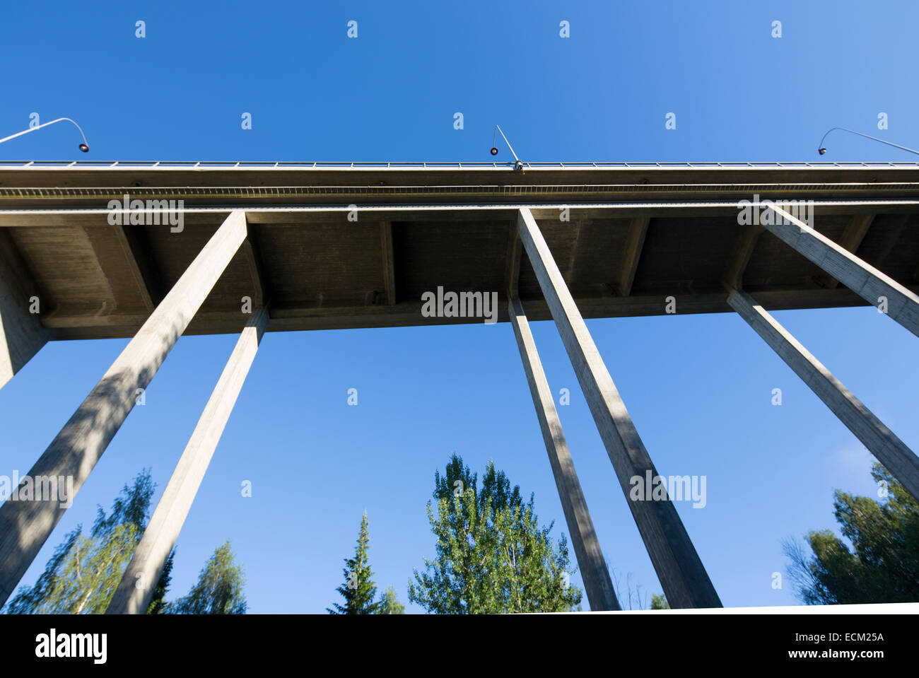 30 Meter hohe Betonstraßenbrücke Stützsäulen und Deck von unten gesehen , Finnland Stockfoto