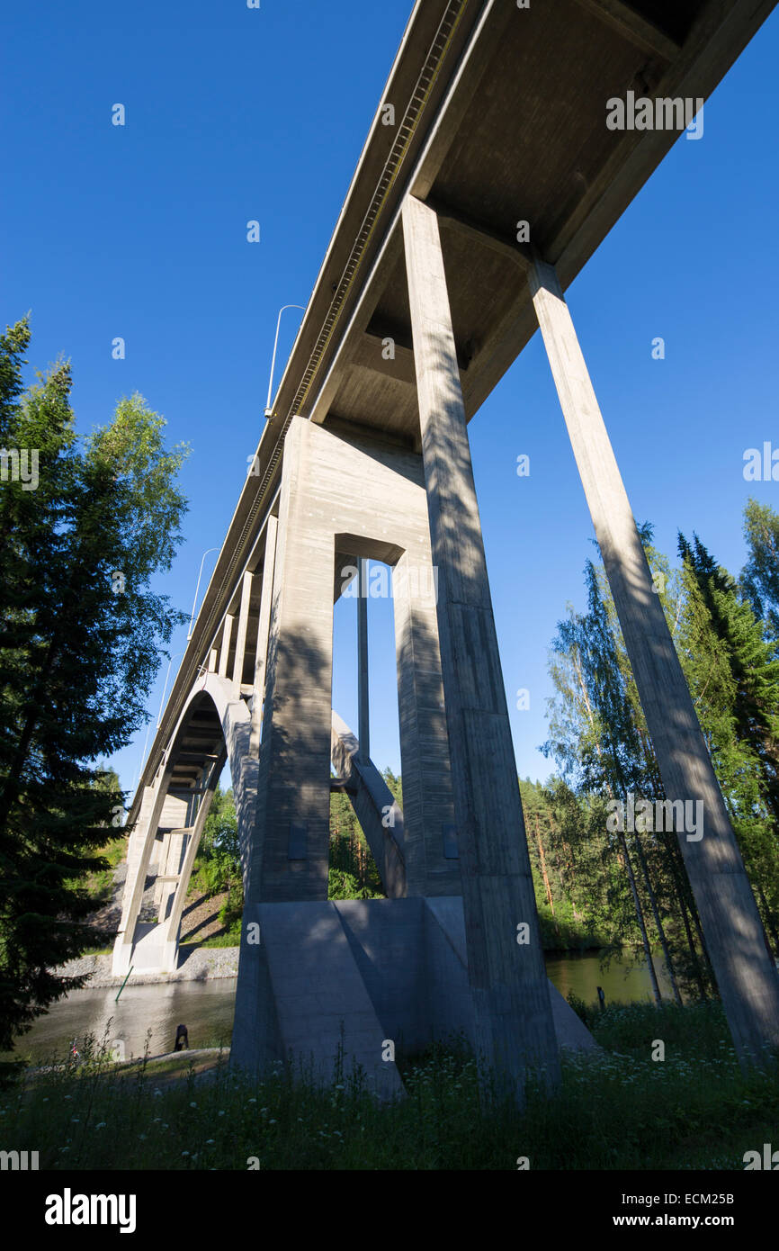 30 Meter hohen Bogen Betonstraße Brücke stützen, Finnland Stockfoto