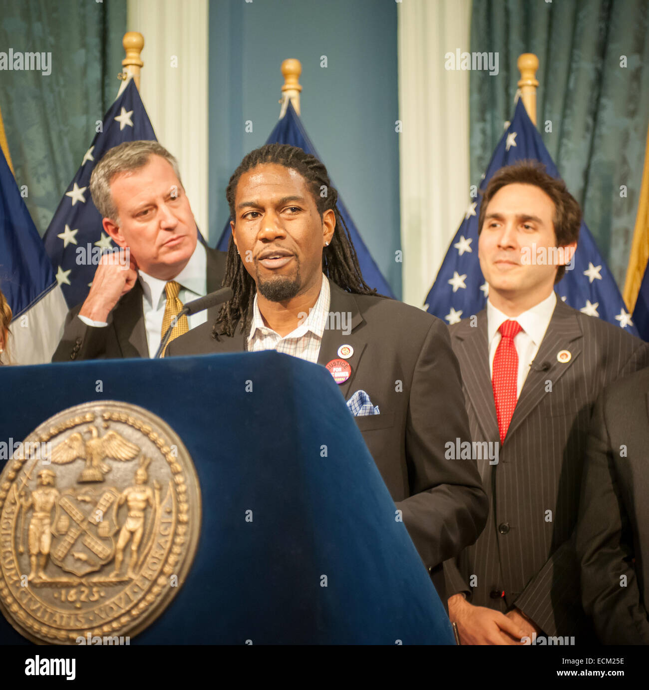NY Councilmember Jumaane Williams spricht auf einer Pressekonferenz im blauen Zimmer in New York City Hall auf Freitag, 12. Dezember 2014.  (© Richard B. Levine) Stockfoto