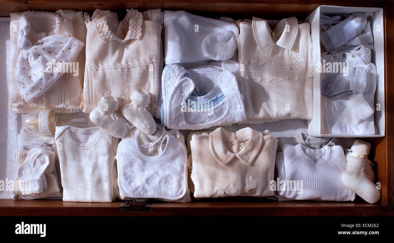 Schublade voller Kleidung für ein Baby kommt Stockfoto