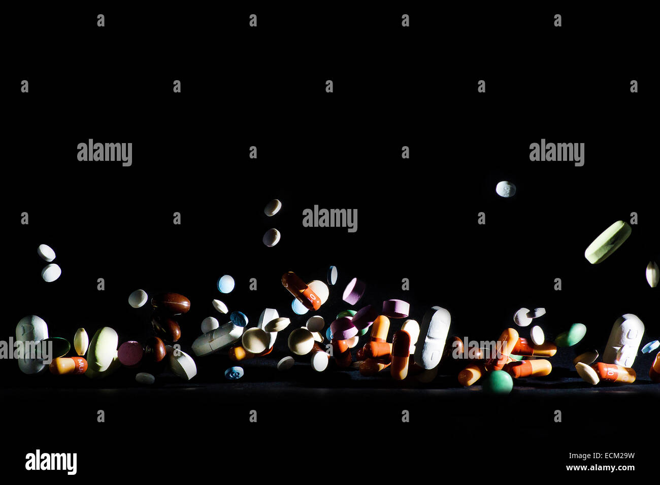 Pillen, die springen auf dunklem Hintergrund Stockfoto