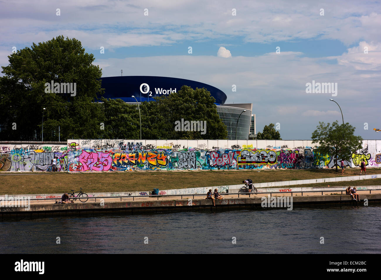 Die East Side Gallery und O2 World Arena, von der Spree aus gesehen. Stockfoto
