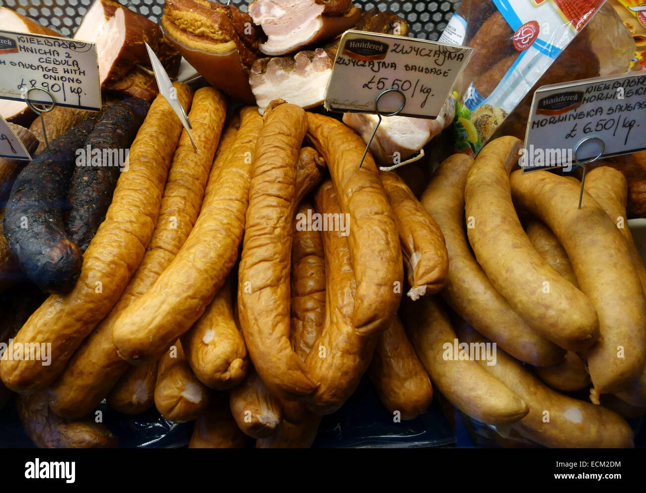 Polnische Wurst angezeigt Polsmak polnischen Delikatessenladen in Dalston, London Stockfoto