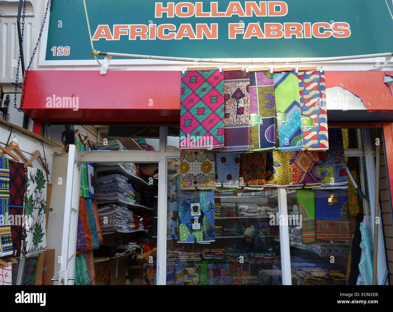 Shop Verkauf afrikanische Stoffen in Ridley Road Market, Dalston, London Stockfoto