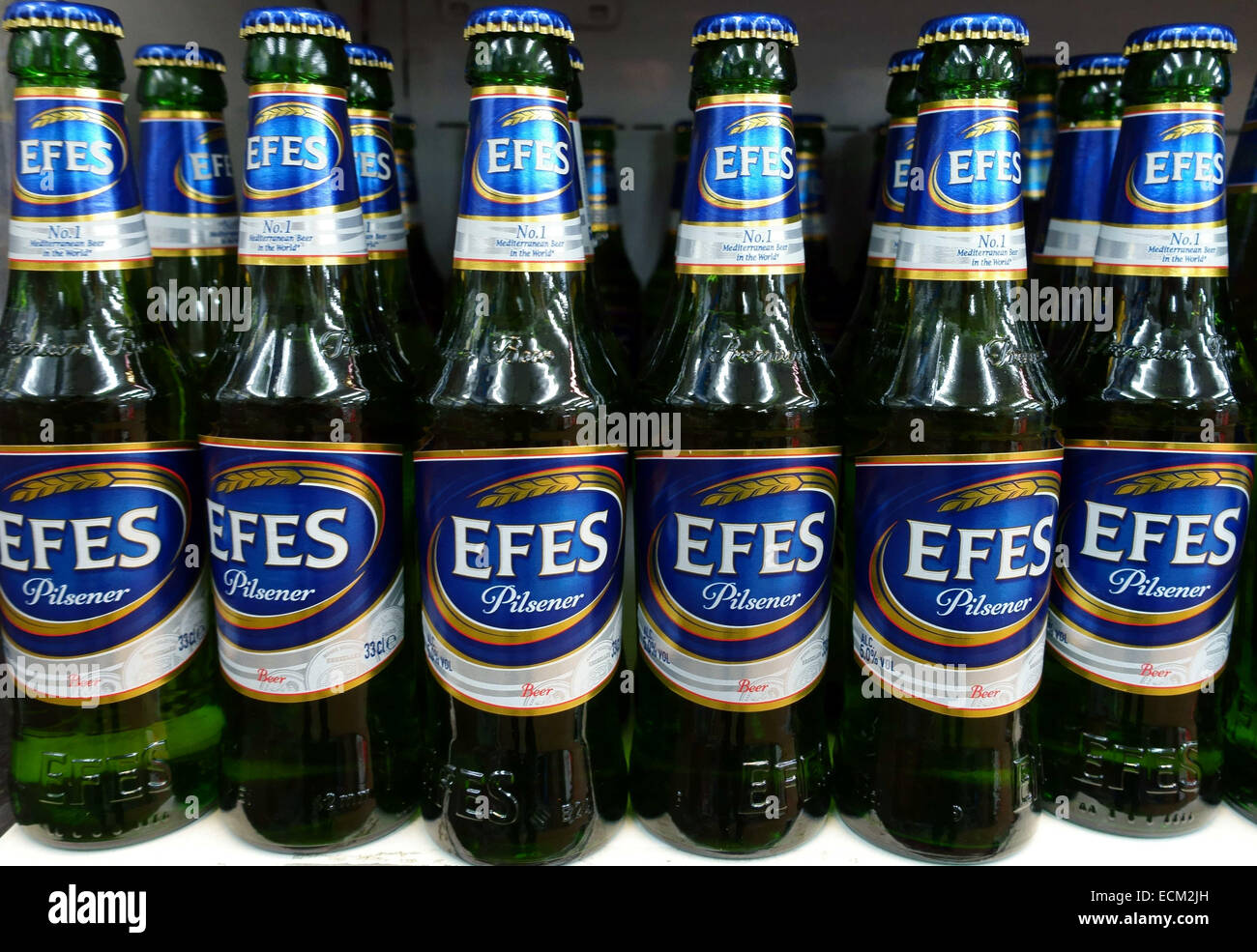 Flaschen von Efes Pilsener Bier aus der Türkei in türkische Food Centre, Dalston, London Marke Stockfoto