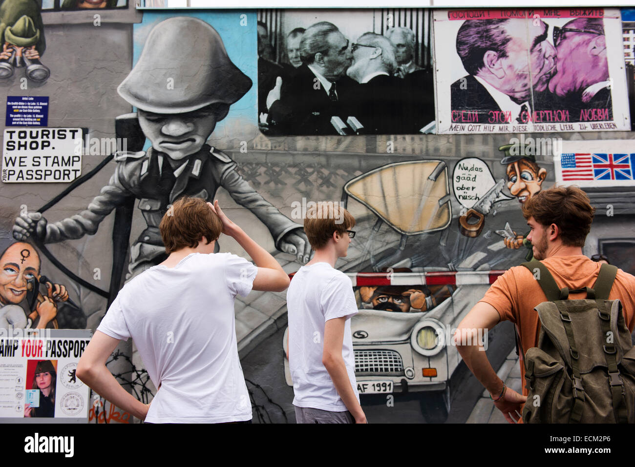 Junge Reisende vor Kultbilder in der East Side Gallery auf Teil der Berliner Mauer. Stockfoto