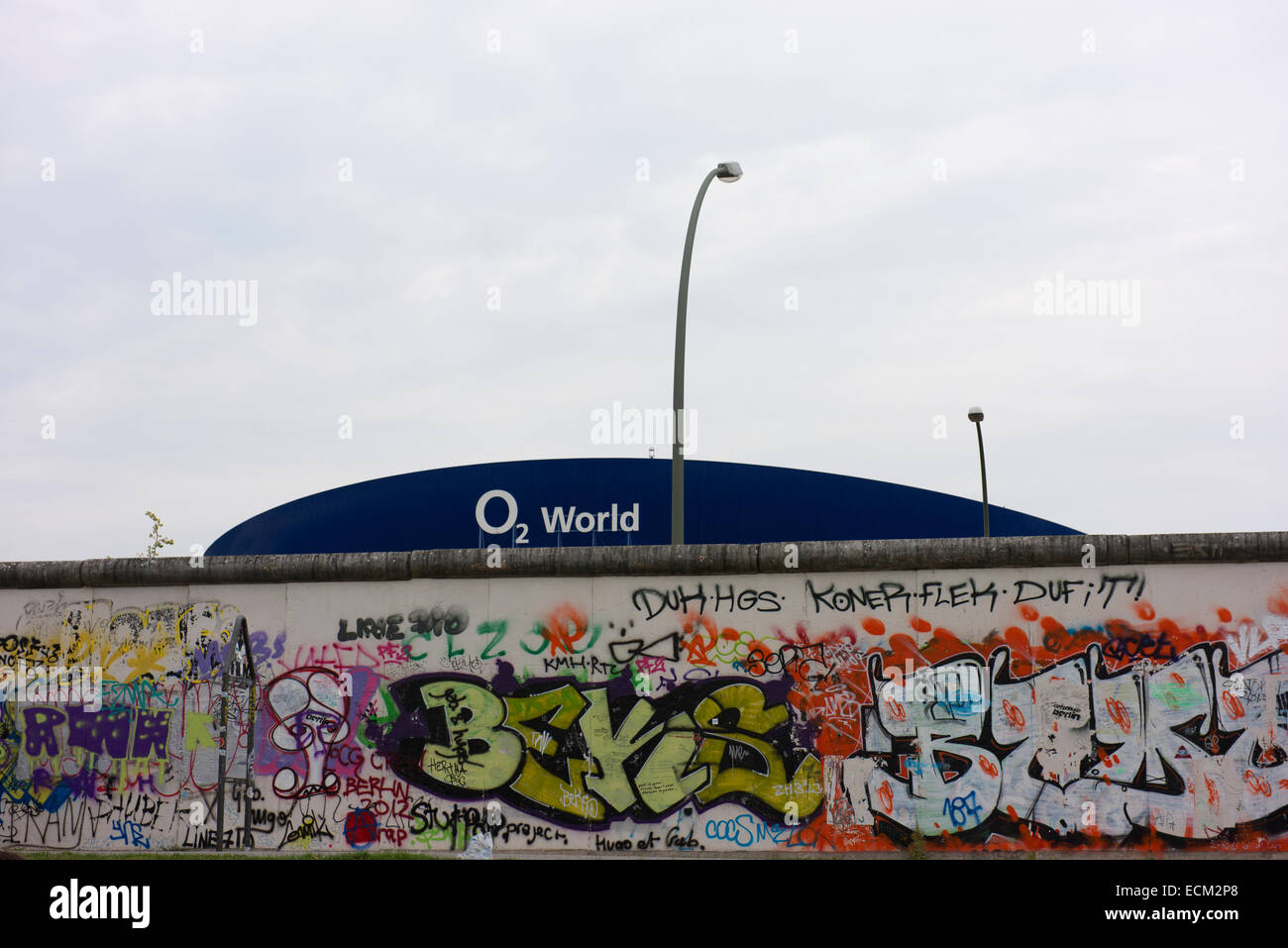 Die O2 World indoor Arena, in der Arena des Mercedes-Beispiel im Juli 2015 hinter Kunstwerken auf Berliner East Side Gallery umbenannt werden. Stockfoto