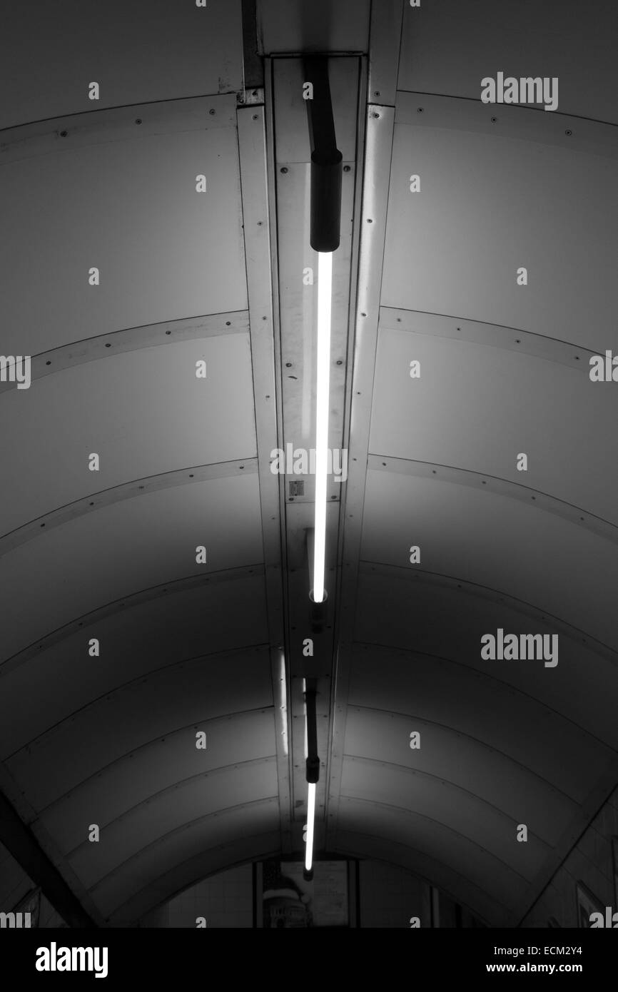 Schwarz / weiß-Foto von der Decke in London unterirdische Treppe Weg mit Science-Fiction-Art von Licht auf Sie Stockfoto