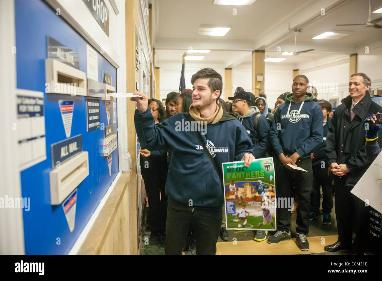 Hochschule gebunden Studenten aus NYC Outward Bound James Baldwin School, angefeuert von ihren Mitschülern, mail ihre College-Anwendungen an das alte Chelsea Postgebäude in New York auf Freitag, 12. Dezember 2014. 90 Studenten Baldwin trat über 700 Studenten aus den acht anderen Outward Bound Gymnasien in der Stadt, um nach örtlichen Postämter zu marschieren. Andere Schulen im Nordosten und mittleren Westen, nahm Teil des Expeditionary Learning Network auch lokal. (© Richard B. Levine) Stockfoto