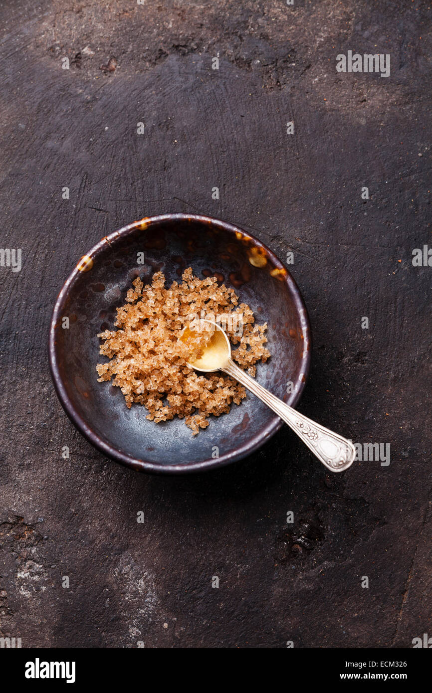 Essen im Alter Balsamico Meersalz auf dunklem Hintergrund Stockfoto