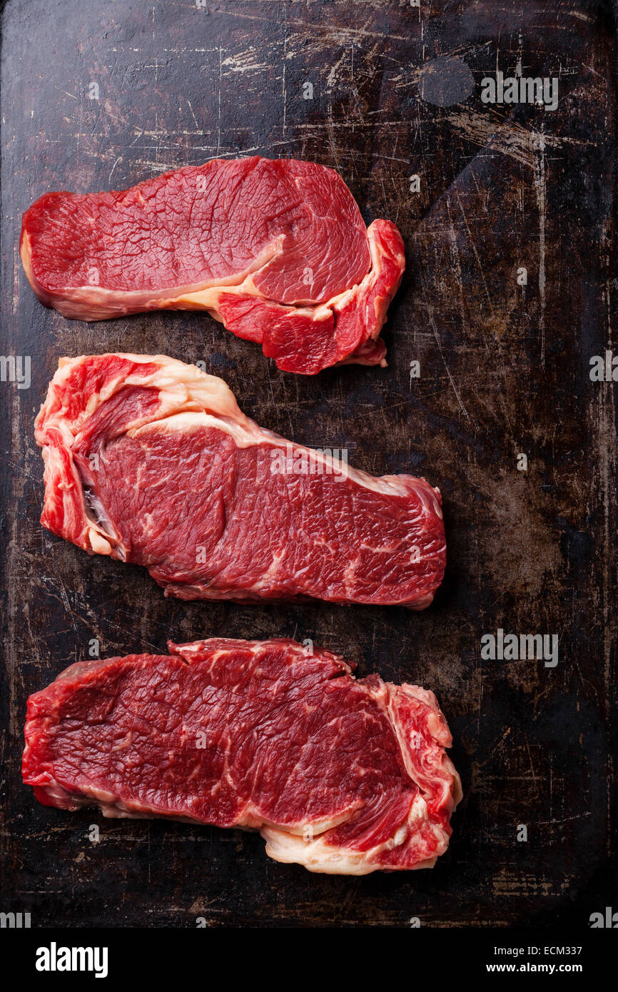Rohes Frischfleisch Ribeye Steak Entrecote auf dunklem Hintergrund Stockfoto