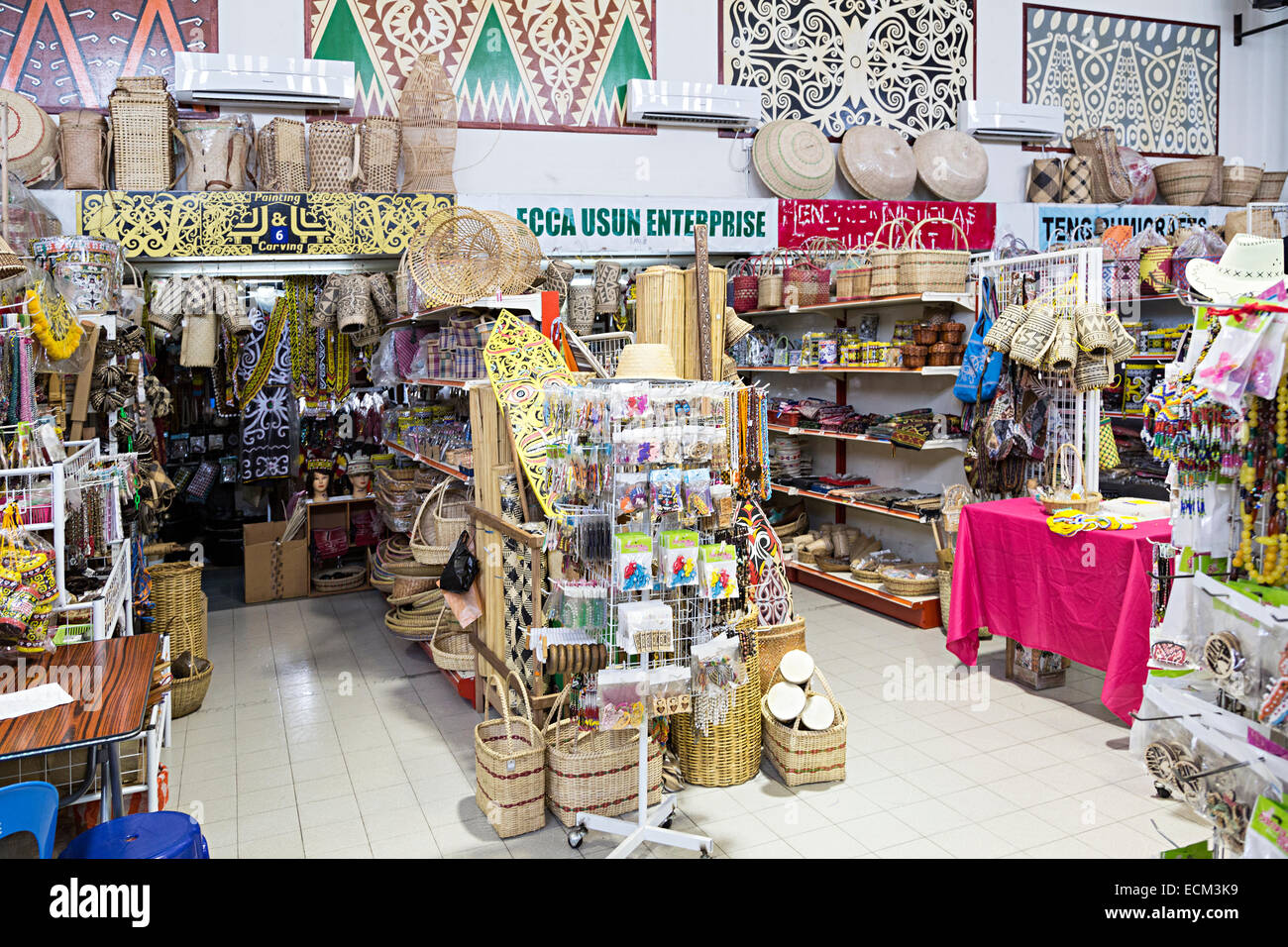 Lokale Handwerker waren zum Verkauf in Markthalle Emporium, Miri, Malaysia Stockfoto